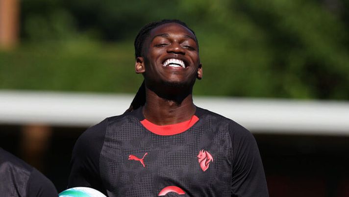 CAIRATE, ITALY - JULY 08: Rafael Leao of AC Milan in action during a AC Milan training session at Milanello sports center on July 08, 2025 in Cairate, Italy. (Photo by Claudio Villa/AC Milan via Getty Images) Moretto – Leao e i rumors sul futuro in chiave mercato: ecco la volontà del Milan sul rinnovo di Rafa - immagine 1