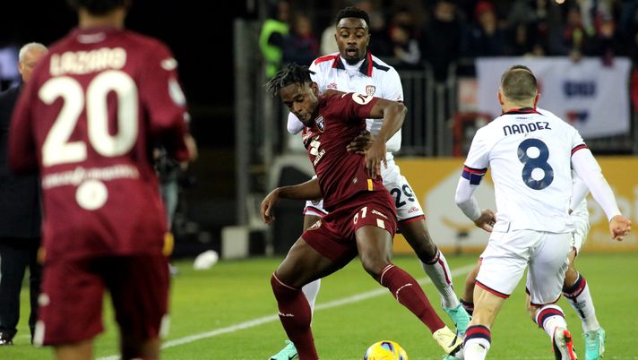 CAGLIARI, ITALY - JANUARY 26: Antoine Makoumbou of Cagliari in contrast with Duvan Zapata of Torino during the Serie A TIM match between Cagliari and Torino FC - Serie A TIM at Sardegna Arena on January 26, 2024 in Cagliari, Italy. (Photo by Enrico Locci/Getty Images) Cagliari-Torino 1-2, Zapata: “Potevamo chiuderla prima, ma lo spirito è giusto” - immagine 1