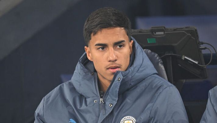 MANCHESTER, ENGLAND - JANUARY 25: Vitor Reis of Manchester City (L) looks on from the substitutes bench prior to the Premier League match between Manchester City FC and Chelsea FC at Etihad Stadium on January 25, 2025 in Manchester, England. (Photo by Michael Regan/Getty Images) Pastorello: “Vitor Reis? Questa big italiana ci ha provato, ma quando è arrivato il City…” - immagine 1