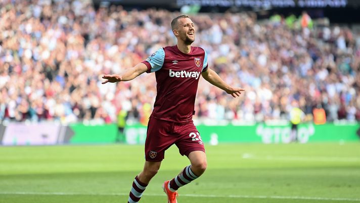 Premier League, eroico Soucek: salva un raccattapalle sotto un cartellone pubblicitario - immagine 1