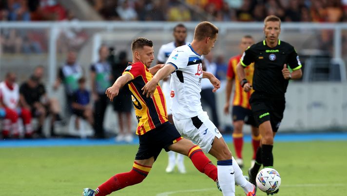 LECCE, ITALY - AUGUST 19: Ylber Ramadani of Lecce competes for the ball with Mario Pasalic of Atalanta during the Serie A match between Lecce and Atalanta at Stadio Via del Mare on August 19, 2024 in Lecce, Italy. (Photo by Maurizio Lagana/Getty Images) Ufficiale il rinvio di Atalanta-Lecce. Ecco quando verrà recuperata - immagine 1