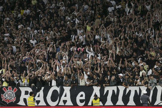 SAN PAOLO, BRASIL - 3 DECEMBRE: I tifosi del Corinthians festeggiano dopo una vittoria contro il Bahia. (Foto di Ricardo Moreira/Getty Images) Botafogo-Corinthians, dove vedere la partita in diretta tv e streaming live- immagine 2