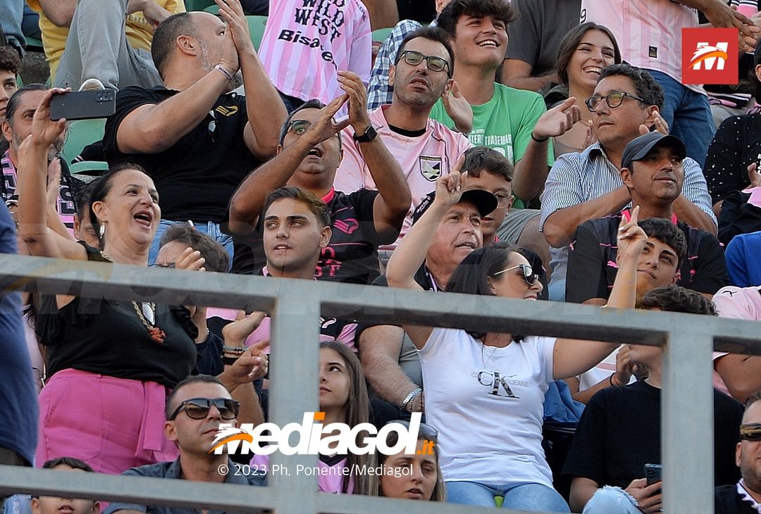 FOTOTIFO Palermo-Lecco, gli scatti ai tifosi al “Renzo Barbera” (GALLERY) - immagine 113
