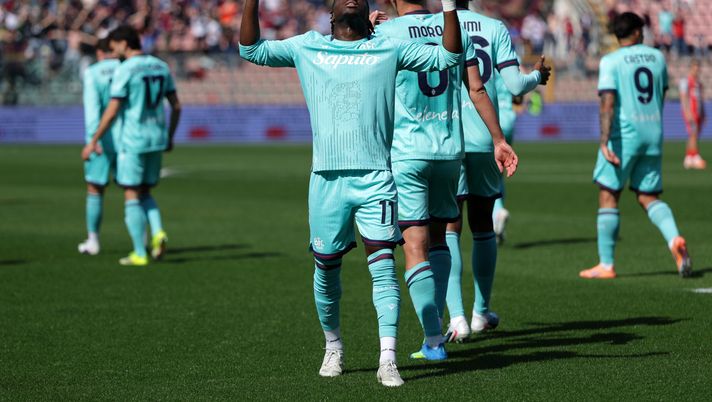 CREMONA, ITALY - APRIL 05: Jonathan Rowe of Bologna celebrates scoring his team's second goal during the Serie A match between US Cremonese and Bologna FC 1909 at Stadio Giovanni Zini on April 05, 2026 in Cremona, Italy. (Photo by Francesco Scaccianoce/Getty Images) Jack Bonora: “Bologna dominante per 45 minuti, poi…” - immagine 1