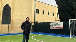 Conte torna nel campetto d’infanzia: “Pieno di buche, ma per noi era il Bernabeu”