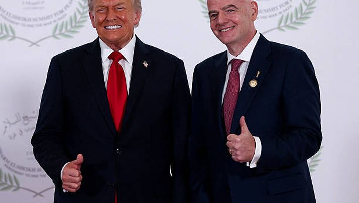 SHARM EL-SHEIKH, EGYPT - OCTOBER 13: U.S. President Donald Trump and FIFA president Gianni Infantino pose for a photo, at a world leaders' summit on ending the Gaza war on October 13, 2025 in Sharm El-Sheikh, Egypt. President Trump is in Egypt to meet with European and Middle Eastern leaders in what’s being billed as an international peace summit, following the start of a US-brokered ceasefire deal to end the war in the Gaza Strip. (Photo by Suzanne Plunkett - Pool / Getty Images) Tutto pronto per il sorteggio dei Mondiali: le polemiche e l’ombra di Trump - immagine 1