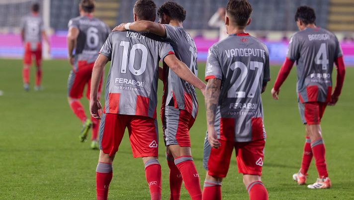 CREMONA, ITALY - OCTOBER 25: Jamie Vardy of US Cremonese celebrates after scoring his team's first goal during the Serie A match between US Cremonese and Atalanta BC at Stadio Giovanni Zini on October 25, 2025 in Cremona, Italy. (Photo by Emmanuele Ciancaglini/Getty Images) Cremonese-Roma, grigiorossi con maglie speciali contro la violenza sulle donne - immagine 1