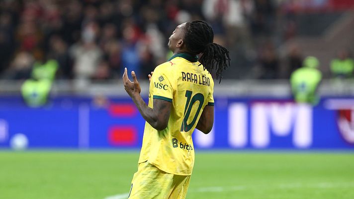 MILAN, ITALY - OCTOBER 19: Rafael Leao of AC Milan celebrates scoring his team's second goal from a penalty kick during the Serie A match between AC Milan and ACF Fiorentina at Giuseppe Meazza Stadium on October 19, 2025 in Milan, Italy. (Photo by Marco Luzzani/Getty Images) Serie A, Milan-Fiorentina 2-1: Allegri sale in vetta grazie a un rigore generoso - immagine 1