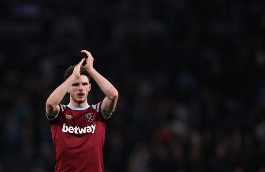 Rice con la maglia del West Ham con cui ha vinto la Conference League nel 2023 pur chiudendo 14esimi in Premier. (Photo by Ryan Pierse/Getty Images) Non c’è solo il Tottenham, ecco le altre peggiori squadre ad aver vinto in Europa- immagine 2
