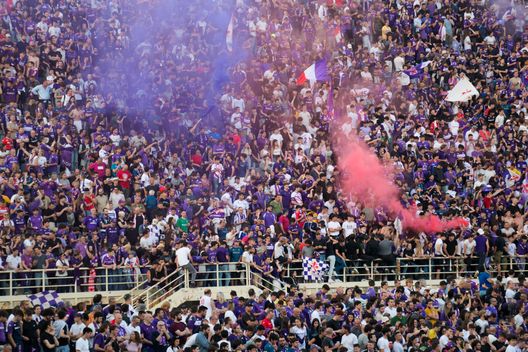 GERMOGLI PH: 7 GIUGNO 2023 FIRENZE STADIO ARTEMIO FRANCHI TIFOSI ALLO STADIO PER VEDERE LA PARTITA FINALE DI CONFERENCE LEAGUE FIORENTINA VS WEST HAM A PRAGA Ripartono gli abbonamenti, ma non in Curva Ferrovia: il motivo- immagine 2