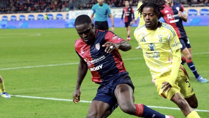 CAGLIARI, ITALY - FEBRUARY 23: Zito Luvumbo of Cagliari controls the ball during the Serie A match between Cagliari and Juventus at Sardegna Arena on February 23, 2025 in Cagliari, Italy. (Photo by Enrico Locci/Getty Images) Cagliari, Luvumbo prova il sorpasso su Felici: prestazioni opposte con la Juve - immagine 1