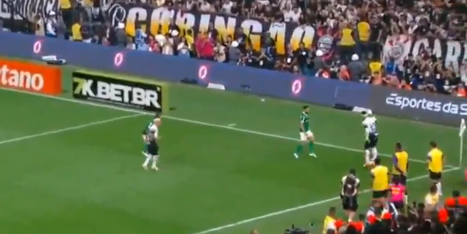 Depay rimane in piedi sopra il pallone, Felipe Anderson reagisce: scoppia la rissa (Fonte Video Account X finn - Score Universal)