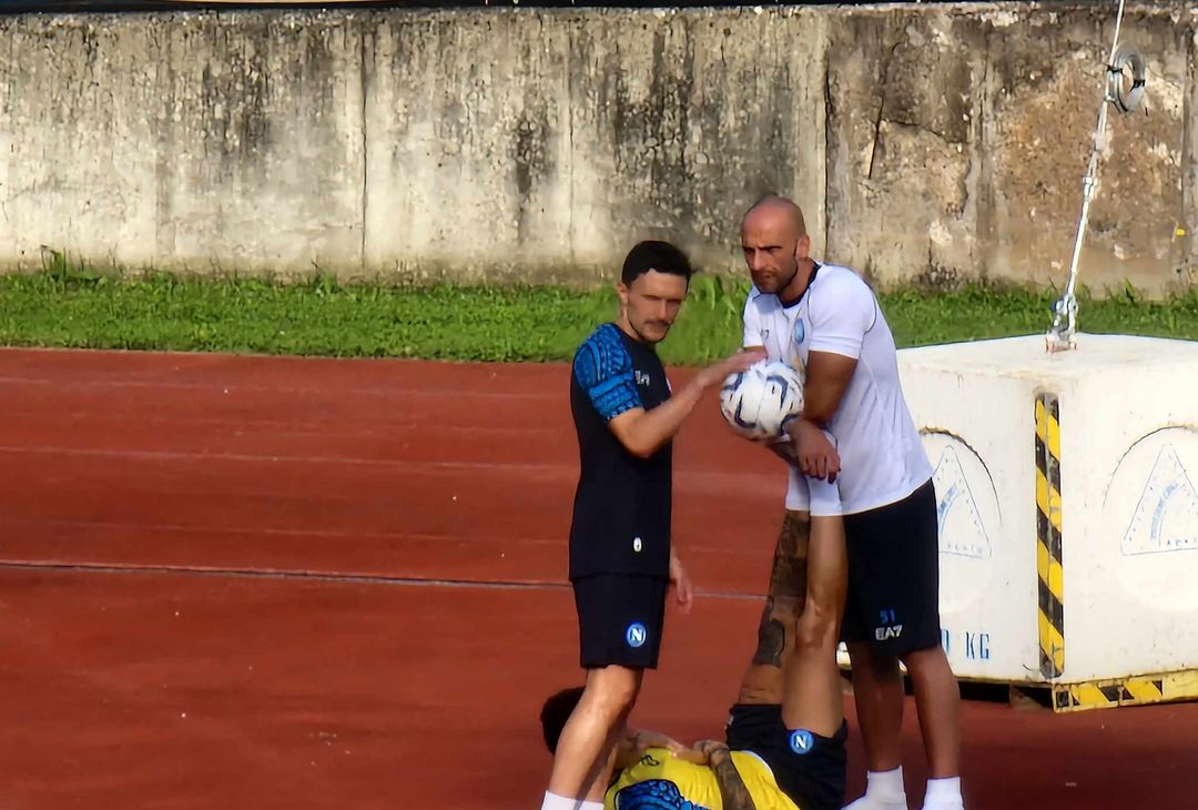 GALLERY Di Lorenzo fa stretching a fine allenamento in solitaria - immagine 3