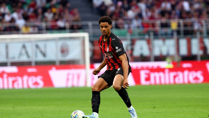 MILAN, ITALY - APRIL 11: Koni De Winter of AC Milan runs with the ball during the Serie A match between AC Milan and Udinese Calcio at Giuseppe Meazza Stadium on April 11, 2026 in Milan, Italy. (Photo by Giuseppe Cottini/AC Milan via Getty Images) De Winter va in difficoltà nella nuova difesa a 4 del Milan: ora rischia il posto - immagine 1
