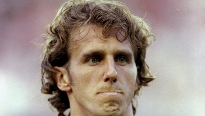 9 Jun 1999: A portrait of Karel Poborsky of the Czech Republic before the European Championships Qualifying match against Scotland played in Prague, Czech Republic. The match finished in a 3-2 win for the Czech Republic despite Scotland being ahead bytwo goals. Mandatory Credit: Shaun Botterill /Allsport Slavia Praga-Roma, escluso l’ex laziale Poborsky dalla lista degli invitati - immagine 1