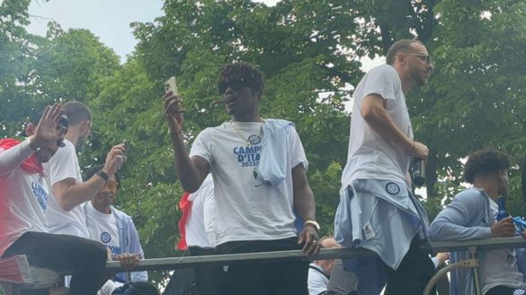Inter, parata procede a rilento per la marea nerazzurra: posticipato l’arrivo in Duomo- immagine 3