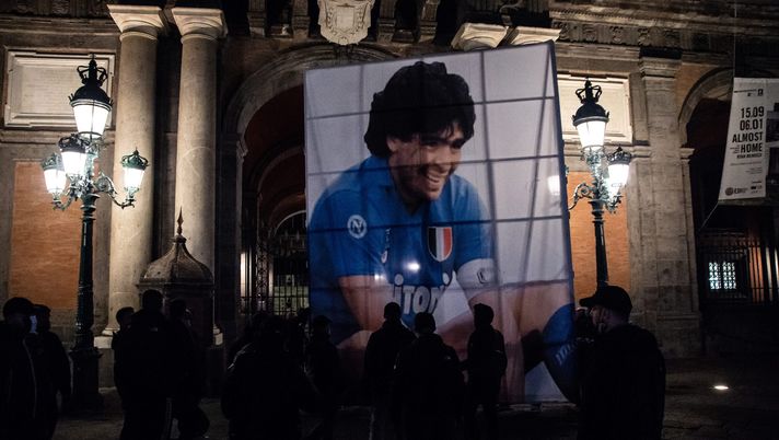 NAPLES, ITALY - NOVEMBER 26: A parade of supporters in Piazza del Plebiscito, where a choreography with red smoke bombs was set up to remember Diego Armando Maradona on November 26, 2020 in Naples, Italy. Diego Armando Maradona died at 60 after a cardiocirculatory arrest while he was at his house in Tigre, Argentina, where he was spending his convalescence after brain surgery three weeks before. (Photo by Ivan Romano/Getty Images) Al profeta e alla sua rivoluzione. Al «pueblo» che infinitamente canterà il tuo nome - immagine 1