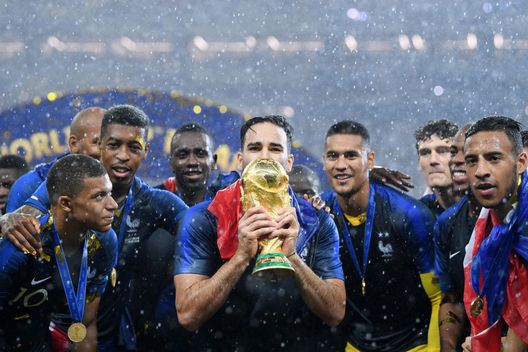ex-milan-adil-rami-calcio-teatro-parigi-apollo-theatre-francia-spettacolo