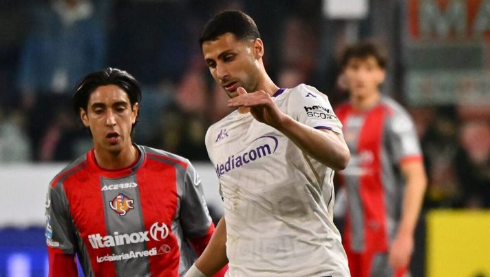 CREMONA, ITALY - MARCH 16: Rolando Mandragora of ACF Fiorentina in action during the Serie A match between US Cremonese and ACF Fiorentina at Stadio Giovanni Zini on March 16, 2026 in Cremona, Italy. (Photo by Marco M. Mantovani/Getty Images) Mandragora: “Prese tante batoste, ma ce le siamo meritate. Ora lavoriamo bene” - immagine 1