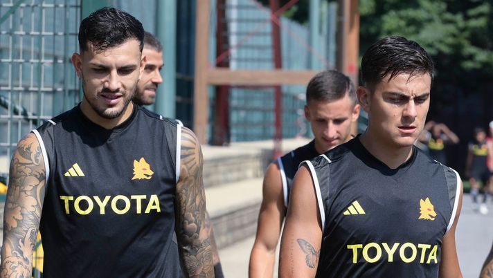 ROME, ITALY - AUGUST 16: AS Roma players Leandro Paredes and Paulo Dybala during a training session at Centro Sportivo Fulvio Bernardini on August 16, 2023 in Rome, Italy. (Photo by Fabio Rossi/AS Roma via Getty Images) Roma, primo allenamento in gruppo per Paredes e Sanches: si punta la Salernitana - immagine 1