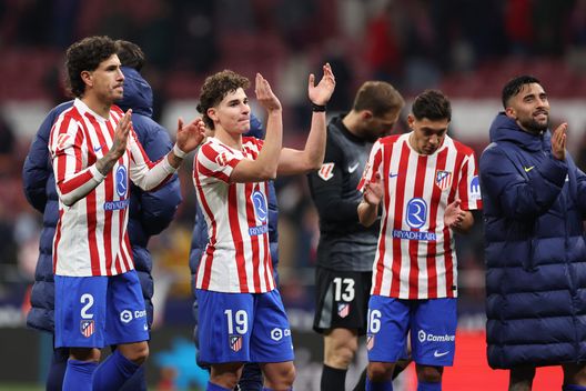 MADRID, SPAGNA - 29 NOVEMBRE: I giocatori dell'Atletico Madrid applaudono i tifosi dopo la partita contro il Real Oviedo (Photo by Florencia Tan Jun/Getty Images) Atletico Madrid-Valencia, la stabilità della capitale contro l’estro valenciano- immagine 2