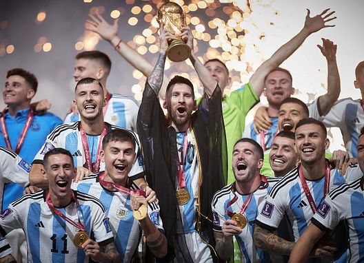 LUSAIL CITY, QATAR - 18 DICEMBRE: Lionel Messi dell'Argentina solleva il trofeo di vincitore della Coppa del Mondo FIFA Qatar 2022 durante la finale della Coppa del Mondo FIFA Qatar 2022 tra Argentina e Francia allo stadio di Lusail il 18 dicembre 2022 a Lusail City, Qatar. (Foto di Julian Finney/Getty Images) Mondiale 2026, insolito problema sulle maglie delle Nazionali: interviene Nike- immagine 2