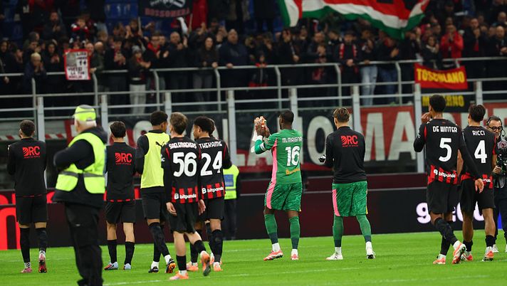 MILAN, ITALY - OCTOBER 24: Players of AC Milan greet the fans after the Serie A match between AC Milan and Pisa SC at Giuseppe Meazza Stadium on October 24, 2025 in Milan, Italy. (Photo by Giuseppe Cottini/AC Milan via Getty Images)  milan-pisa-2-2-serie-a-le-pagelle-voti-top-flop-allegri-news-ultima-ora