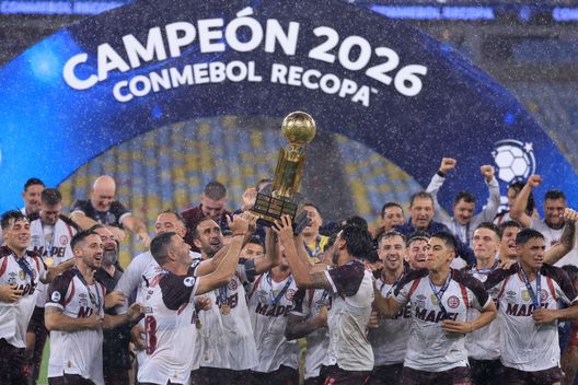 RIO DE JANEIRO, BRASILE – 26 FEBBRAIO 2026: Carlos Izquierdoz ed Eduardo Salvio del Lanús sollevano il trofeo dei Campioni dopo aver vinto la partita di CONMEBOL Recopa 2026 tra Flamengo e Lanús allo Stadio Maracanã, il 26 febbraio 2026 a Rio de Janeiro, Brasile. (Foto di Buda Mendes/Getty Images) Impresa Lanus, ribalta il Flamengo ai supplementari e vince la Recopa Sudamericana 2026- immagine 2