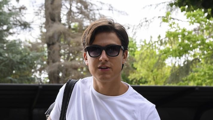ROME, ITALY - JULY 13: AS Roma player Paulo Dybala arrives at AS Roma training camp at Centro Sportivo Fulvio Bernardini on July 13, 2025 in Rome, Italy. (Photo by Luciano Rossi/AS Roma via Getty Images) Roma, stupiscono i test atletici di Dybala alla ripresa: buone notizie per il rientro in campo - immagine 1
