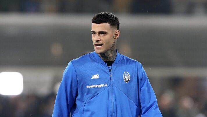 BERGAMO, ITALY - MARCH 10: Gianluca Scamacca of Atalanta warms up prior to the UEFA Champions League 2025/26 Round of 16 First Leg match between Atalanta BC and FC Bayern München at Stadio di Bergamo on March 10, 2026 in Bergamo, Italy. (Photo by Marco Luzzani/Getty Images) ULTIM’ORA – Atalanta, infortunio per Scamacca: l’esito degli esami e i tempi di recupero - immagine 1