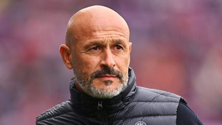 BOLOGNA, ITALY - OCTOBER 05: Vincenzo Italiano, Head Coach of Bologna FC 1909, looks on prior to the Serie A match between Bologna FC 1909 and Pisa SC at Renato Dall'Ara Stadium on October 05, 2025 in Bologna, Italy. (Photo by Alessandro Sabattini/Getty Images) Italiano: “Che bravo Ravaglia! Orsolini bomber? Vi spiego il suo cambio” - immagine 1