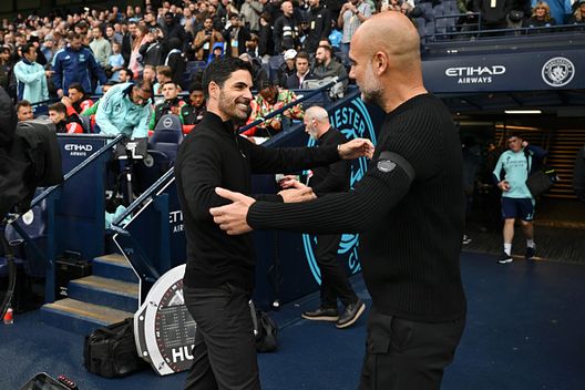 Josep Guardiola, manager del Manchester City, interagisce con Mikel Arteta, manager dell'Arsenal, prima della partita della Premier League tra il Manchester City FC e l'Arsenal FC all'Etihad Stadium.