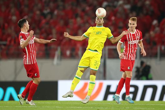 Mostafa Mohamed del FC Nantes contende il pallone aereo durante la partita del girone G di UEFA Europa League tra Sport-Club Freiburg e FC Nantes allo Stadion am Wolfswinkel il 6 ottobre 2022 a Freiburg im Breisgau, Germania. (Foto di Christian Kaspar-Bartke/Getty Images) Nantes, Mostafa Mohamed rifiuta di giocare nella giornata contro l’omofobia- immagine 2