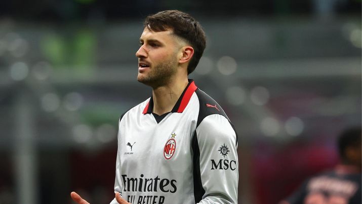 Santiago Giménez, attaccante AC Milan, ha rilasciato un'intervista a 'Record Mexico'