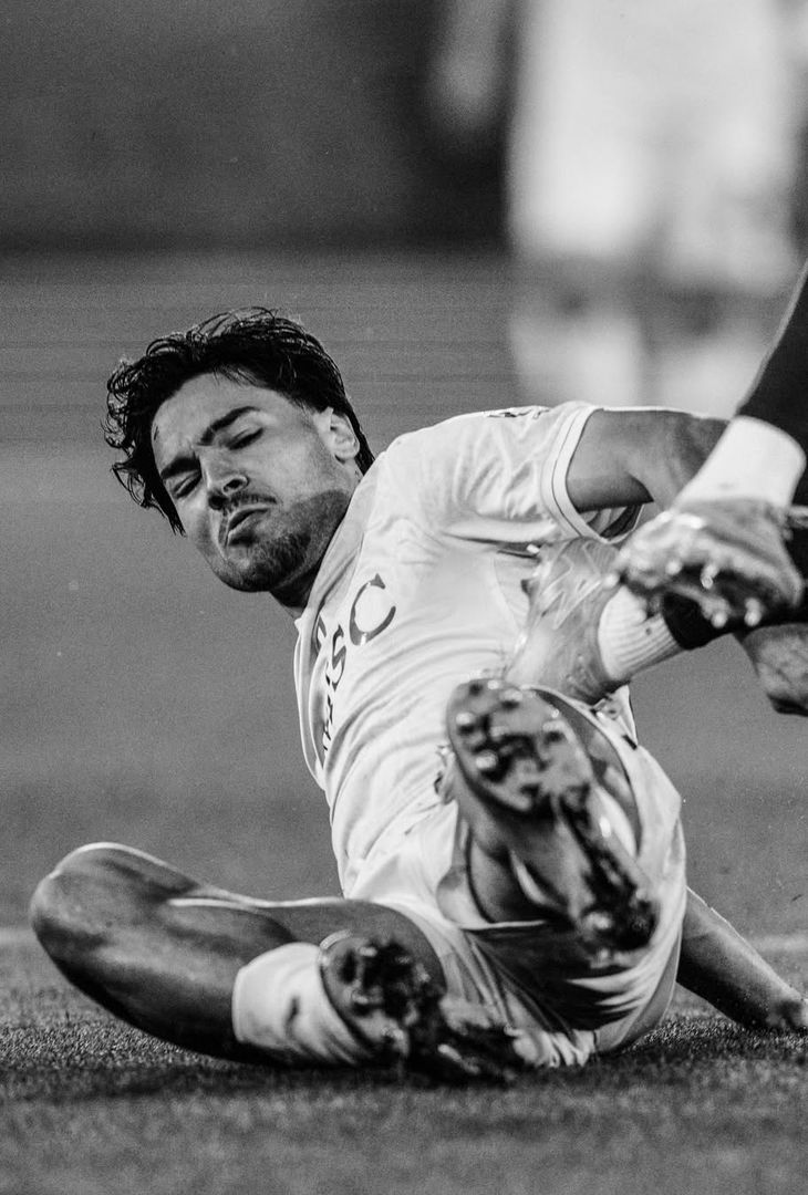 La frustrazione per il pareggio subito al primo tiro in porta e l'emozione di riuscire a portare i tre punti a casa a tempo scaduto: due facce della stessa medaglia che compongono il riassunto 'in bianco e nero' di Hellas Verona-Napoli realizzato dall'admin dell'account Instagram della compagine partenopea.