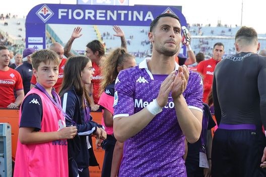 FLORENCE, ITALY - MAY 27: Rolando Mandragora of ACF Fiorentina greets the fans after during the Serie A match between ACF Fiorentina and AS Roma at Stadio Artemio Franchi on May 27, 2023 in Florence, Italy. (Photo by Gabriele Maltinti/Getty Images) FOTO – Mandragora: “Volevamo tornare con un trofeo. Avevo bisogno…”- immagine 2