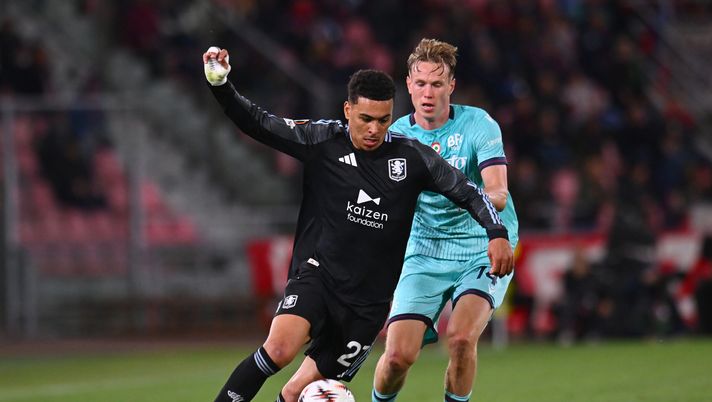 BOLOGNA, ITALY - APRIL 09: Morgan Rogers of Aston Villa is challenged by Torbjorn Heggem of Bologna during the UEFA Europa League 2025/26 Quarter-Final Leg One match between Bologna FC 1909 and Aston Villa FC at Stadio Renato Dall'Ara on April 09, 2026 in Bologna, Italy. (Photo by Alessandro Sabattini/Getty Images) Jack Bonora: “Abbiamo lottato alla pari contro una squadra che vale il doppio. Il ritorno? Penso..” - immagine 1