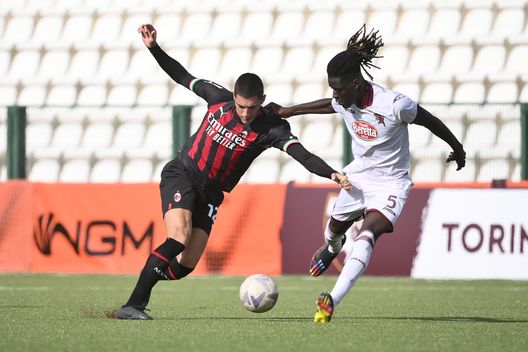 VERCELLI, ITALY - OCTOBER 30: Marko Lazetic of AC Milan U19 versus N'Guessan of Torino during the Primavera 1 match between Torino U19 and AC Milan U19 on October 30, 2022 in Vercelli, Italy. (Photo by Stefano Guidi/AC Milan via Getty Images) Torino, chi è N’Guessan: difensore e leader in Primavera, Juric lo stima da tempo- immagine 3