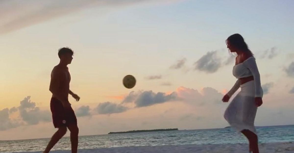 VIDEO / La fidanzata di Niccolò Pisilli incanta tutti con i palleggi sulla spiaggia