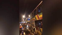 VIDEO / Il pullman fora? I tifosi cantano per il gommista