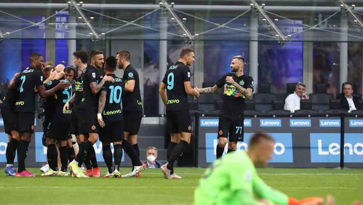 MILAN, ITALY - SEPTEMBER 18: Milan Skriniar of FC Internazionale celebrates his goal with his team-mates during the Serie A match between FC Internazionale and Bologna FC at Stadio Giuseppe Meazza on September 18, 2021 in Milan, Italy. (Photo by Marco Luzzani - Inter/Inter via Getty Images) Bologna – 13 gol presi in due anni dall’Inter, ma nel 1999 cinque clean sheets. Occhio ai primi tempi…- immagine 1