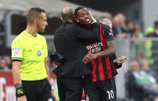 Milano, Italia - 11 aprile 2026: L'allenatore del Milan Massimiliano Allegri abbraccia Rafael Leao dopo la sostituzione durante la partita di Serie A tra Milan ed Udinese allo Stadio Giuseppe Meazza. (Foto di Marco Luzzani/Getty Images) Rafael Leão: tante critiche ricevute, ma la squadra lo difende e lo supporta- immagine 2