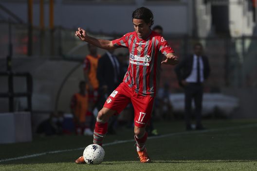 CREMONA, ITALY - OCTOBER 02: Leonardo Sernicola of US Cremonese in action during the Serie B match between US Cremonese and Ternana at Stadio Giovanni Zini on October 02, 2021 in Cremona, Italy. (Photo by Giuseppe Cottini/Getty Images) Cremonese, la difesa è ben organizzata: Vasquez e Chiriches sono i leader- immagine 2
