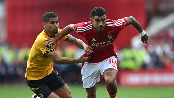 NOTTINGHAM, ENGLAND - AUGUST 31: Morgan Gibbs-White of Nottingham Forest is challenged by Joao Gomes of Wolverhampton Wanderers during the Premier League match between Nottingham Forest FC and Wolverhampton Wanderers FC at City Ground on August 31, 2024 in Nottingham, England. (Photo by Shaun Botterill/Getty Images) Wolverhampton-Nottingham Forest, vietato sbagliare: numeri e statistiche - immagine 1