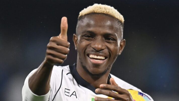 REGGIO NELL'EMILIA, ITALY - FEBRUARY 28: Victor Osimhen of SSC Napoli greets his fans during the Serie A TIM match between US Sassuolo and SSC Napoli - Serie A TIM at Mapei Stadium - Citta' del Tricolore on February 28, 2024 in Reggio nell'Emilia, Italy. (Photo by Alessandro Sabattini/Getty Images) Osimhen: “Arabia? Tanti club mi vogliono, ma ora penso solo alle vacanze e a divertirmi” - immagine 1