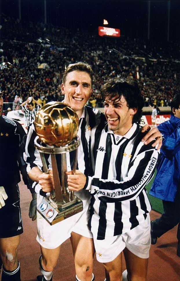 Alessandro Del Piero celebra con Alen Boksic la Coppa Intercontinentale vinta in Giappone nel 1996. (Photo by Alessandro Sabattini/Getty Images) Mondiale per Club, il pronostico di Del Piero: “Spero vinca la Juve. Ma vedo favorito il PSG”- immagine 3