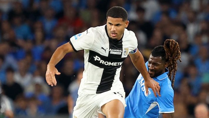 NAPOLI, ITALY - AUGUST 31: Simon Sohm of Parma battles for possession with Frank Anguissa of SSC Napoli during the Serie A match between Napoli and Parma at Stadio Diego Armando Maradona on August 31, 2024 in Napoli, Italy. (Photo by Francesco Pecoraro/Getty Images) Parma, dubbi e conferme di formazione: da Bernabè e Mihaila a Valeri e Sohm - immagine 1