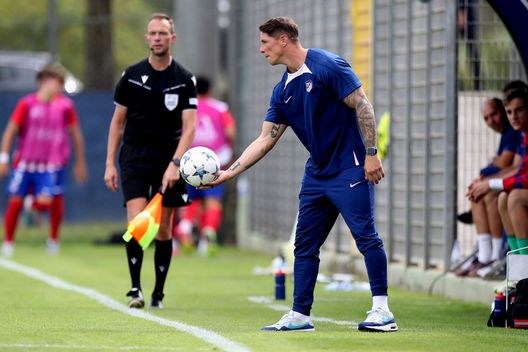 ROMA, ITALIA - 19 SETTEMBRE: L'allenatore delle giovanili dell'Atletico Madrid Fernando Torres prende la palla durante la gara di UEFA Youth League tra SS Lazio ande Atletico Madrid al Centro Sportivo di Formello il 19 Settembre 2023 a Rome, Italia. (Photo by Paolo Bruno/Getty Images) Fernando Torres: “Mi ispiro a Klopp. Spero che un giorno l’Atletico mi scelga”- immagine 2
