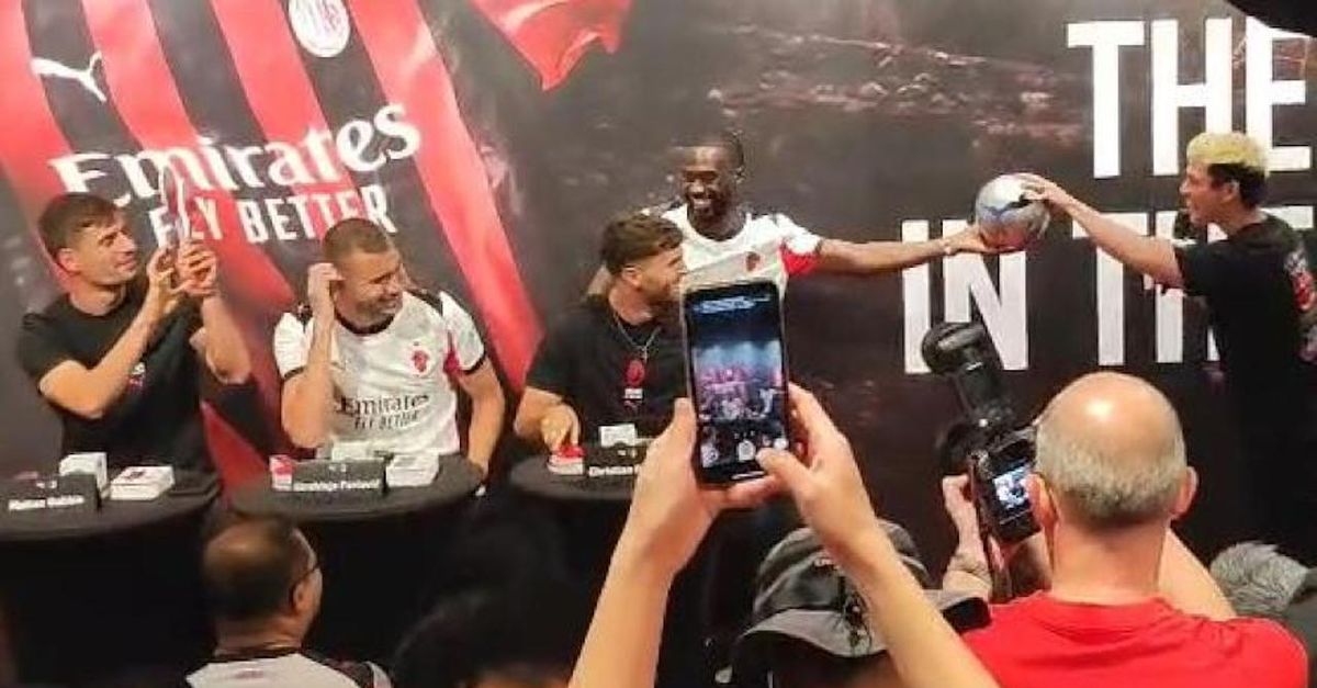 Milan a Singapore, giocatori giudici di una gara di palleggio | VIDEO Milan a Singapore, giocatori giudici di una gara di palleggio | VIDEO