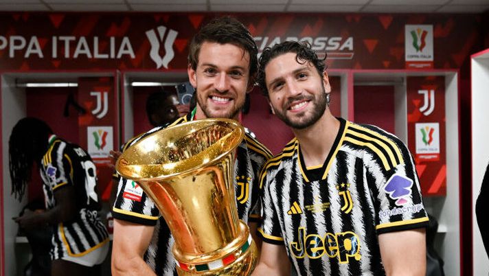 ROME, ITALY - MAY 15: Daniele Rugani and Manuel Locatelli of Juventus celebrate victory with the trophy in the dressing room after the Coppa Italia final match between Atalanta BC and Juventus FC at Olimpico Stadium on May 15, 2024 in Rome, Italy. (Photo by Daniele Badolato - Juventus FC/Juventus FC via Getty Images) Locatelli: “Primo trofeo con la maglia che ho sempre sognato, sono stati anni non facili” - immagine 1